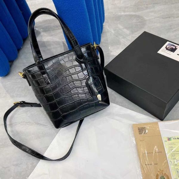 2022 new bags black pu designer handbag popular vegetable basket bag shoulder messenger bag fashion female bucket simple clutch
2022 new bags black pu designer handbag popular vegetable basket bag shoulder messenger bag fashion female bucket simple clutch