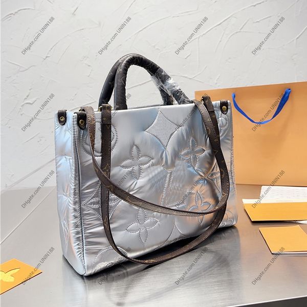 cosmetic bags cases 22fw women luxurys designers puffer totes bag mm onthego handbags quilted flowers shouder crossbody ladies handbag side
cosmetic bags cases 22fw women luxurys designers puffer totes bag mm onthego handbags quilted flowers shouder crossbody ladies handbag side