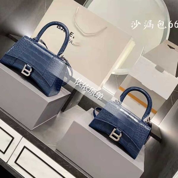 leather version hourglass shaped bag crocodile pattern high sense french minority handbag single shoulder messenger bag
leather version hourglass shaped bag crocodile pattern high sense french minority handbag single shoulder messenger bag