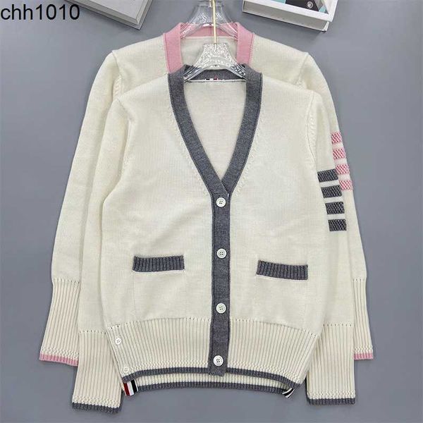 classic tb fashion sweater wool knitted v-neck cardigan women's college coat women's aging sweet coat 2022 autumn and winter new, White;black
classic tb fashion sweater wool knitted v-neck cardigan women's college coat women's aging sweet coat 2022 autumn and winter new, White;black