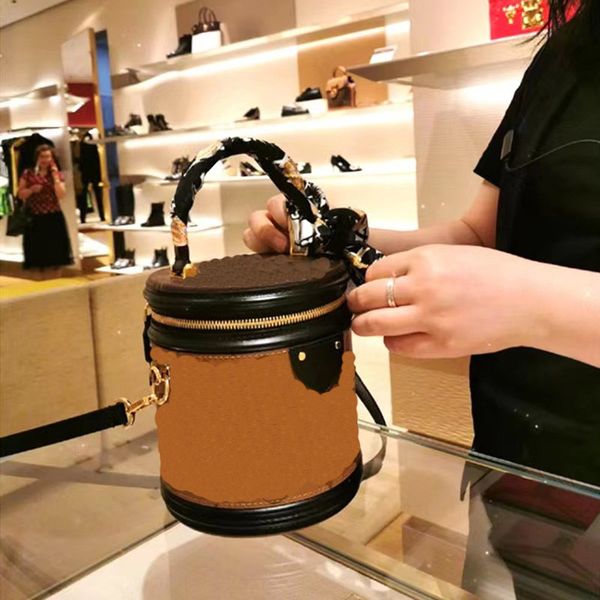 2022 summer womens brands round flap bucket bag crossbody bag brand design barrel shape tote bags leisure commuting is popular europe and th
2022 summer womens brands round flap bucket bag crossbody bag brand design barrel shape tote bags leisure commuting is popular europe and th