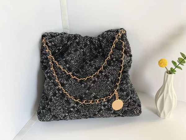 ladies bag high-end quality fashion exquisite sense of bursting at the same time all practical very light weight
ladies bag high-end quality fashion exquisite sense of bursting at the same time all practical very light weight