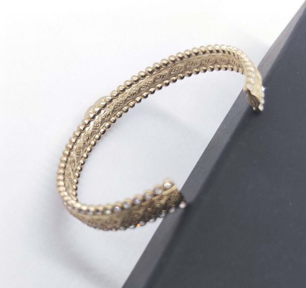 2022 luxury quality charm opened bangle with diamond and flower design in 18k gold plated have box stamp ps3442a, Black
2022 luxury quality charm opened bangle with diamond and flower design in 18k gold plated have box stamp ps3442a, Black