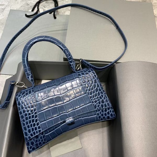 2022 leather wash shoulder bag womens tote hobo cleo crossbody handbags cosmetic bags luxury designer mylon wallet cases card pockets handba
2022 leather wash shoulder bag womens tote hobo cleo crossbody handbags cosmetic bags luxury designer mylon wallet cases card pockets handba