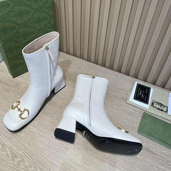 designers latest slide fashion womens leather boots classic metal button thick heel luxury customization 35-41, Black
designers latest slide fashion womens leather boots classic metal button thick heel luxury customization 35-41, Black