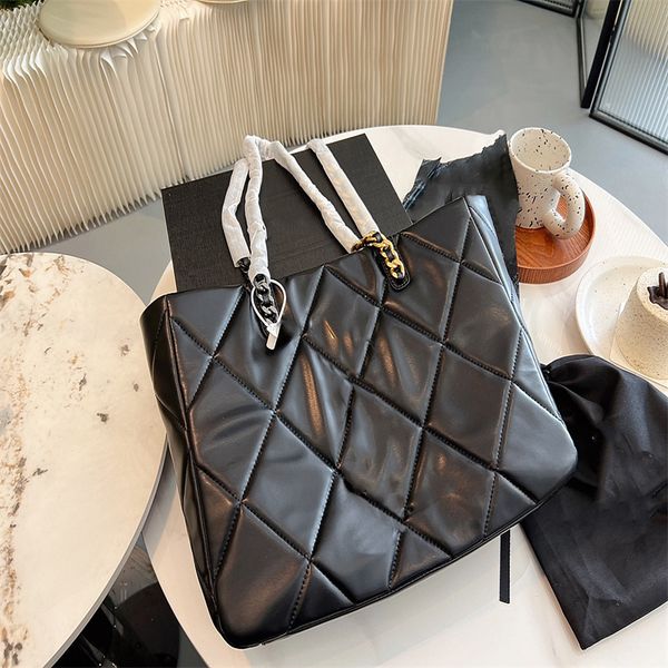 2022 luxury designer bags 30cmx30cm shoulde bag underarm tote bag womens real leather crossbody handbag sequined wallet on chain two colors
2022 luxury designer bags 30cmx30cm shoulde bag underarm tote bag womens real leather crossbody handbag sequined wallet on chain two colors