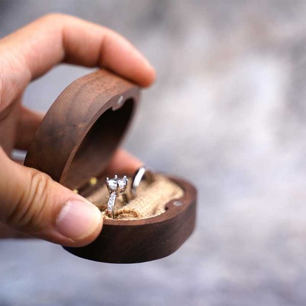 jewelry boxes walnut wood engagement wedding ceremony ring storage proposal portable holder rustic l221021, Black;white
jewelry boxes walnut wood engagement wedding ceremony ring storage proposal portable holder rustic l221021, Black;white
