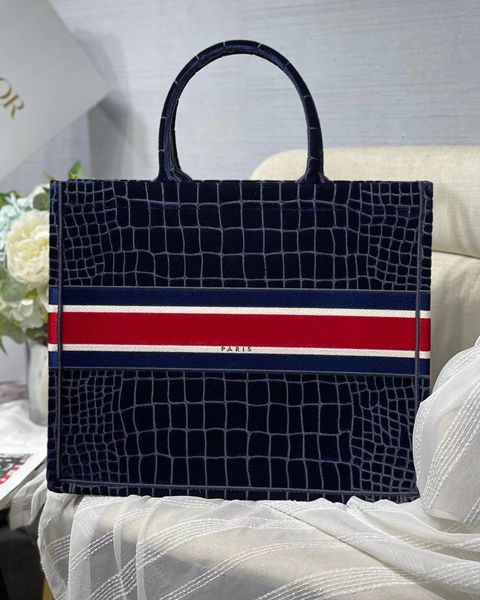 2022 new crocodile print lady shopping bag high-end customized quality travel essential practical super spacious interior capacity
2022 new crocodile print lady shopping bag high-end customized quality travel essential practical super spacious interior capacity