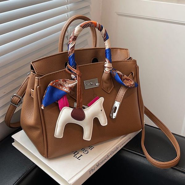 textured niche bag for women 2022 autumn new versatile ins messenger bag popular portable birkin bag
textured niche bag for women 2022 autumn new versatile ins messenger bag popular portable birkin bag