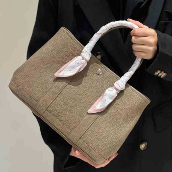 garden party totes herme women designers garden bag 2022 new lychee grain cowhide hand autumn and winter high-capacity tote daily commuting
garden party totes herme women designers garden bag 2022 new lychee grain cowhide hand autumn and winter high-capacity tote daily commuting