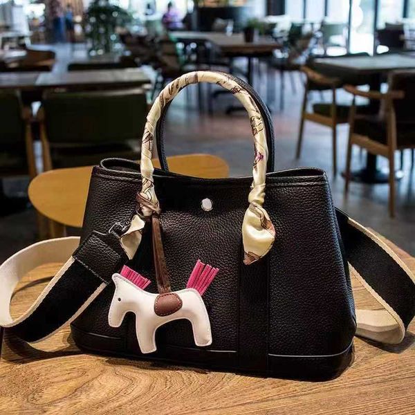herme bag series designer women's new fashion leather garden mother large capacity bu et one shoulder portable tot bride wedding
herme bag series designer women's new fashion leather garden mother large capacity bu et one shoulder portable tot bride wedding