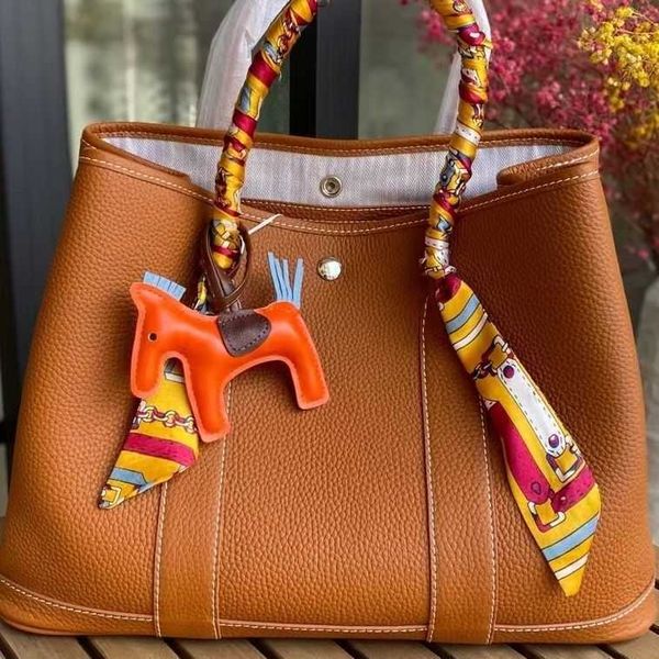 herme bag series designer 2022 new genuine leather women's one shoulder tote versatile garden handheld shopping star style
herme bag series designer 2022 new genuine leather women's one shoulder tote versatile garden handheld shopping star style