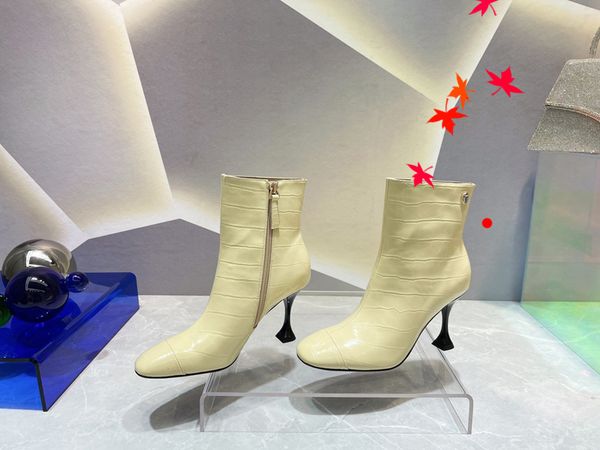 with box 2023 women designer boots desert boot diamond bee embroidery stars leather medal coarse non-slip winter shoes size eu35-40 -k0040, Black
with box 2023 women designer boots desert boot diamond bee embroidery stars leather medal coarse non-slip winter shoes size eu35-40 -k0040, Black
