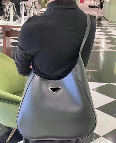 designer shoulder bag luxury big-name retro solid color triangle logo leather ladies new fashion multifunctional large-capacity underarm bag
designer shoulder bag luxury big-name retro solid color triangle logo leather ladies new fashion multifunctional large-capacity underarm bag