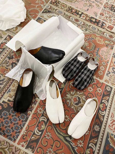 brand casual shoes mm6 leather one foot women split toe lovers flat heel treading lazy shoes, Black
brand casual shoes mm6 leather one foot women split toe lovers flat heel treading lazy shoes, Black