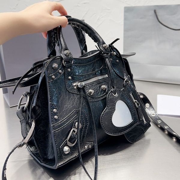 handbags shoulder bag large capacity tote bags fashion cool silver hardware genuine leather crossbody purse zipper closure adjustable strap
handbags shoulder bag large capacity tote bags fashion cool silver hardware genuine leather crossbody purse zipper closure adjustable strap