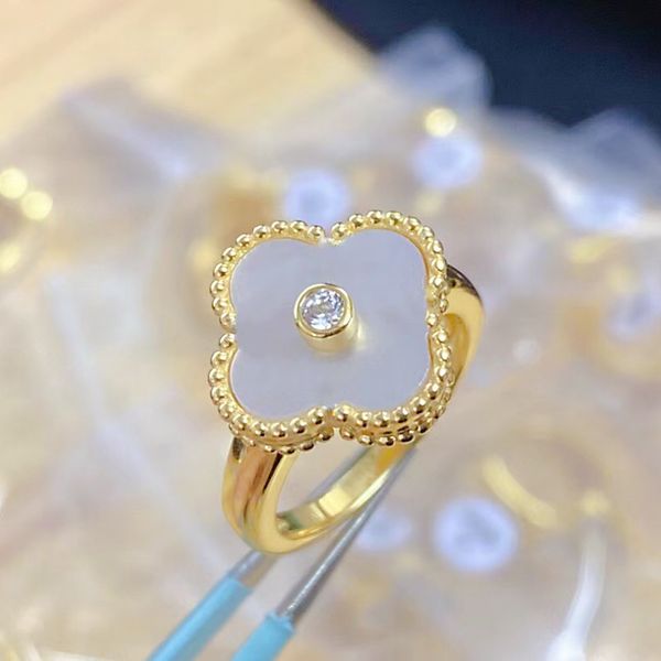 european and american charm 4-leaf grass ring classic designer women's 18k pearl shells valentine's day jewelry gifts 316l stainle, Slivery;golden
european and american charm 4-leaf grass ring classic designer women's 18k pearl shells valentine's day jewelry gifts 316l stainle, Slivery;golden