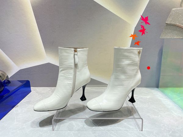 with box 2023 women designer boots desert boot diamond bee embroidery stars leather medal coarse non-slip winter shoes size eu35-40 -k0041, Black
with box 2023 women designer boots desert boot diamond bee embroidery stars leather medal coarse non-slip winter shoes size eu35-40 -k0041, Black