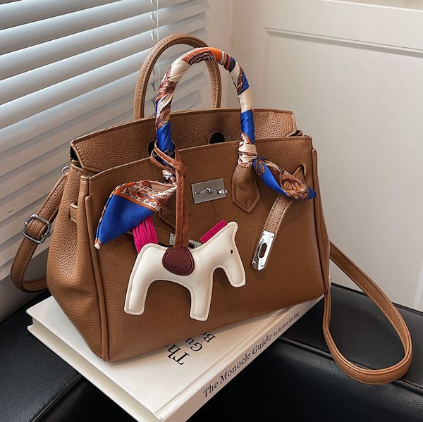 advanced texture niche bag ladies 2022 autumn new versatile ins messenger bag popular portable birkin bag, Red;black
advanced texture niche bag ladies 2022 autumn new versatile ins messenger bag popular portable birkin bag, Red;black