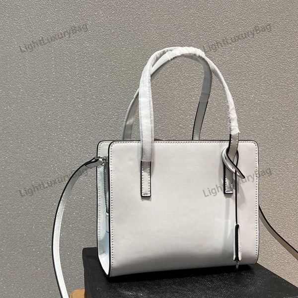 tote bags designer bright leather high capacity handbag quality crossbody for women classic famous brand shopping bag 220325
tote bags designer bright leather high capacity handbag quality crossbody for women classic famous brand shopping bag 220325