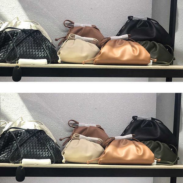 designer herme luxurious bottess bags venetas be pleated cloud small mini dumpling leather messenger soft women's hand tide have a logo
designer herme luxurious bottess bags venetas be pleated cloud small mini dumpling leather messenger soft women's hand tide have a logo