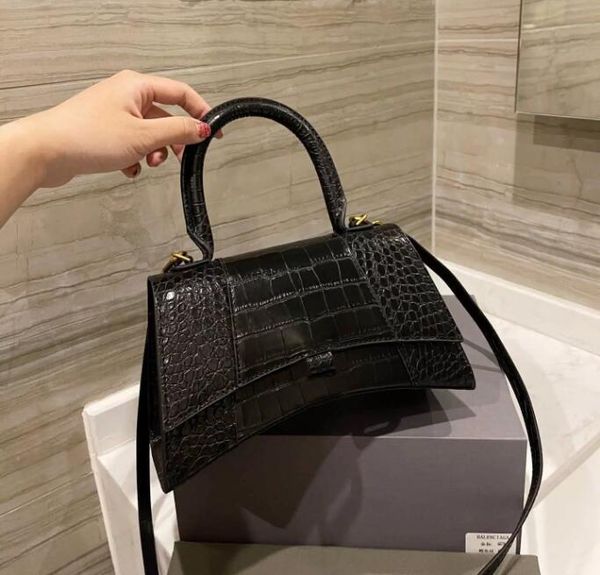 luxury designer wallet bag cross body shoulder purse half moon fashion lady shopping handbag women letter popular totes cartoon pillow pract
luxury designer wallet bag cross body shoulder purse half moon fashion lady shopping handbag women letter popular totes cartoon pillow pract