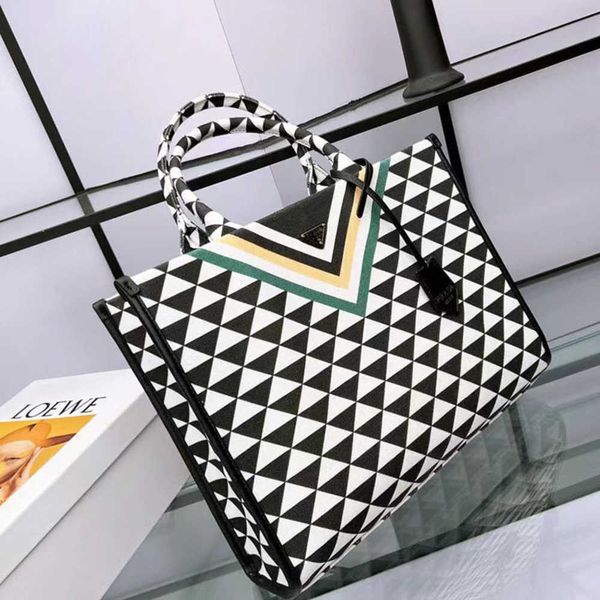 factory wholesale new 2023 new color contrast tote canvas little popular large capacity shopping handheld crossbody women versatilehigh
factory wholesale new 2023 new color contrast tote canvas little popular large capacity shopping handheld crossbody women versatilehigh
