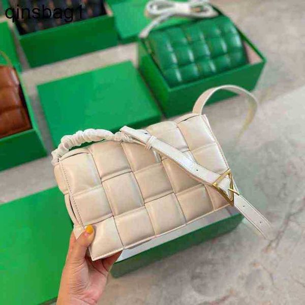 handbags bottegas designer venetas bags cassettes handbag 2022 triangle decoration single shoulder messenger tofu ruths same leather woven h
handbags bottegas designer venetas bags cassettes handbag 2022 triangle decoration single shoulder messenger tofu ruths same leather woven h