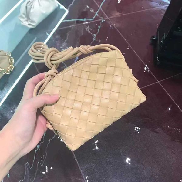 classic fashion woven bottess bags venetas cross-country camera new mini loop woven box shoulder camera have logo
classic fashion woven bottess bags venetas cross-country camera new mini loop woven box shoulder camera have logo
