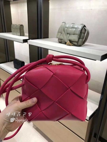 classic fashion woven bottess bags venetas cross-country camera 22 new woven box cassette mini camera small square have logo
classic fashion woven bottess bags venetas cross-country camera 22 new woven box cassette mini camera small square have logo