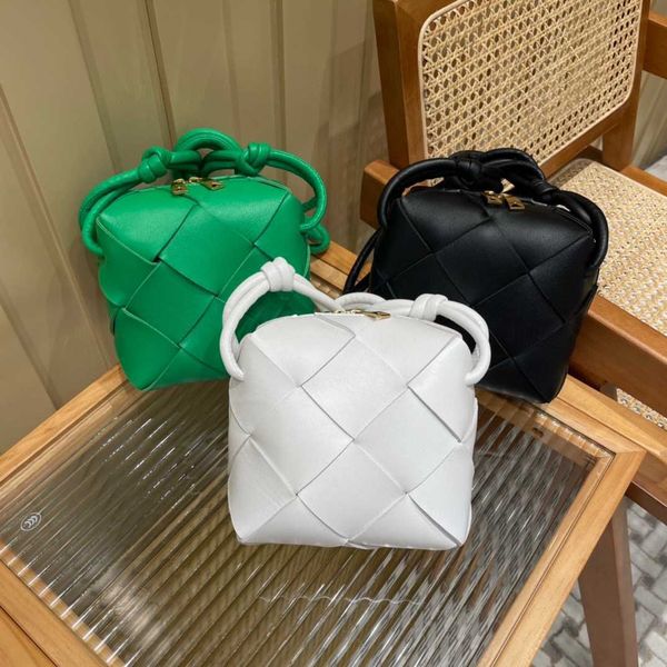 classic fashion woven bottess bags venetas cross-country camera triangle diamond cassette have logo
classic fashion woven bottess bags venetas cross-country camera triangle diamond cassette have logo