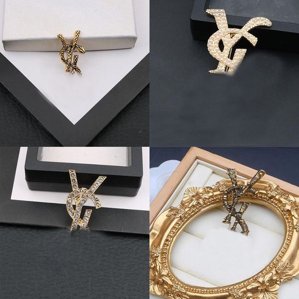 23ss 20style 18k gold plated letters brooches small sweet wind women luxury brand designer crystal pearl brooch pins metal jewelry accessori, Gray
23ss 20style 18k gold plated letters brooches small sweet wind women luxury brand designer crystal pearl brooch pins metal jewelry accessori, Gray