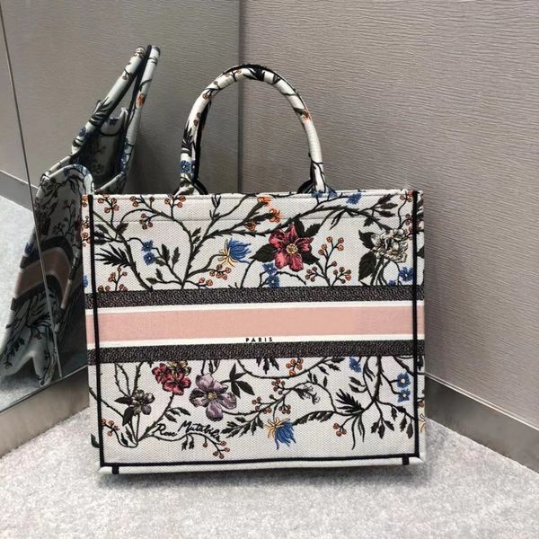 2022 new 520 limited ladies shopping bag high-end customized quality valentine's day series travel essential practical overall flower d
2022 new 520 limited ladies shopping bag high-end customized quality valentine's day series travel essential practical overall flower d