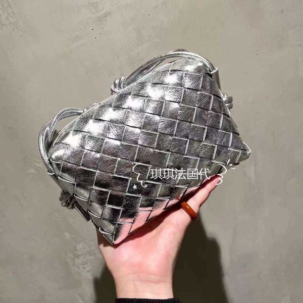 classic fashion woven bottess bags venetas cross-country camera woven loop mini box square crossbody camera female have logo
classic fashion woven bottess bags venetas cross-country camera woven loop mini box square crossbody camera female have logo