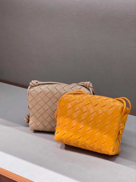 classic fashion woven bottess bags venetas women's loop woven camera small square mini crossbody box have logo
classic fashion woven bottess bags venetas women's loop woven camera small square mini crossbody box have logo