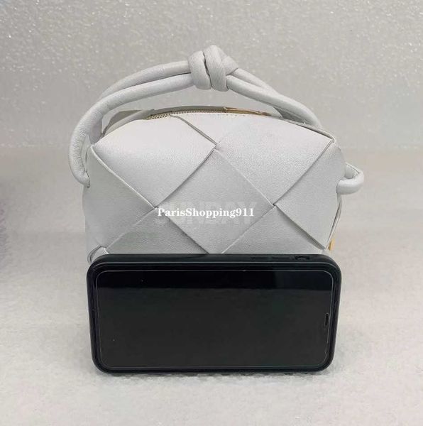 classic fashion woven bottess bags venetas cross-country camera cassette mini woven box camera diagonal span small square have logo
classic fashion woven bottess bags venetas cross-country camera cassette mini woven box camera diagonal span small square have logo