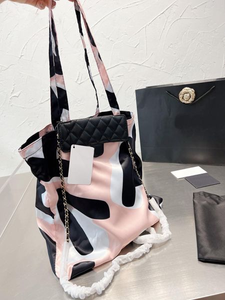 women's large-capacity shopping bag simple letter design can match any color of clothing style super stylish and lightweight mummy bag
women's large-capacity shopping bag simple letter design can match any color of clothing style super stylish and lightweight mummy bag