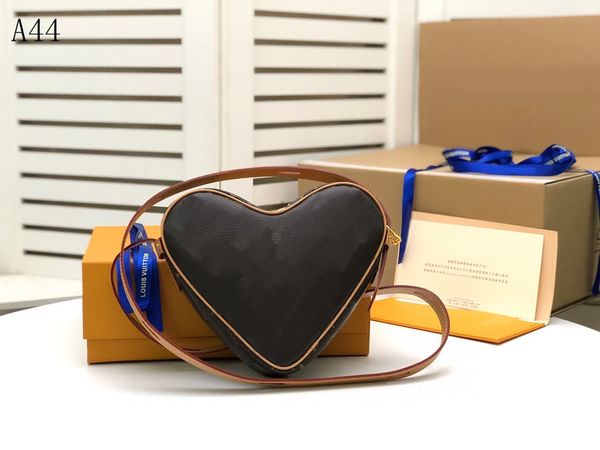 one shoulder bag women's fashionable heart messenger bag retro gold chain handbag leather production size 22x20x6cm gift bags with box
one shoulder bag women's fashionable heart messenger bag retro gold chain handbag leather production size 22x20x6cm gift bags with box