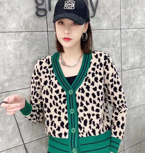 v-neck argyle knitted cardigan women sweater 2022 autumn winter new loose retro heart sweater coats cardigans, White;black
v-neck argyle knitted cardigan women sweater 2022 autumn winter new loose retro heart sweater coats cardigans, White;black