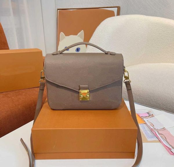 luxurys designers bag embossing flower pochette women handbag messenger bags genuine leather metis elegant womens shoulder crossbody bag 18l
luxurys designers bag embossing flower pochette women handbag messenger bags genuine leather metis elegant womens shoulder crossbody bag 18l