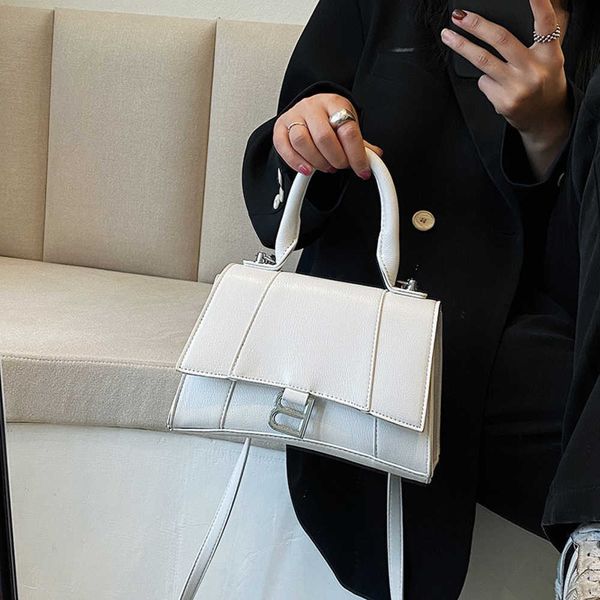 factory wholesale new 2023 new hourglass women's leisure personality single shoulder messenger black plain small square handbaghigh
factory wholesale new 2023 new hourglass women's leisure personality single shoulder messenger black plain small square handbaghigh