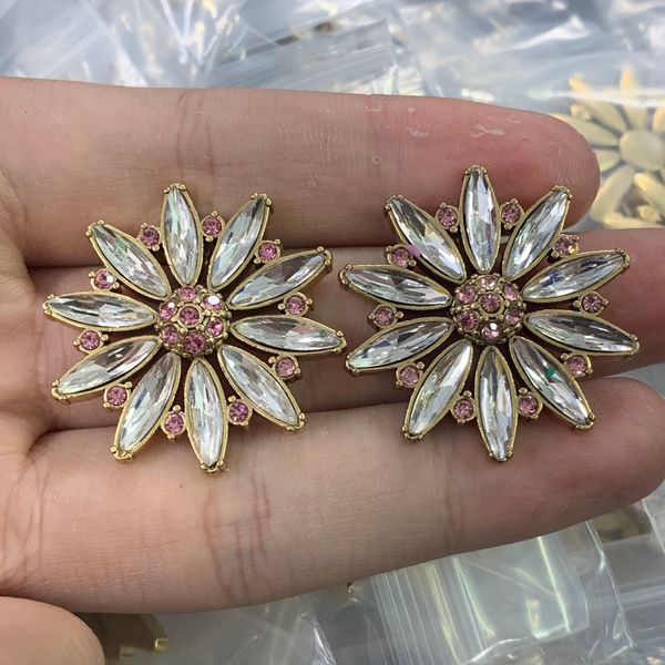 simple crystal petal shiny non-fading ear studs earrings women's ear clip banshee medusa head portrait pattern earring new designed, Golden;silver
simple crystal petal shiny non-fading ear studs earrings women's ear clip banshee medusa head portrait pattern earring new designed, Golden;silver