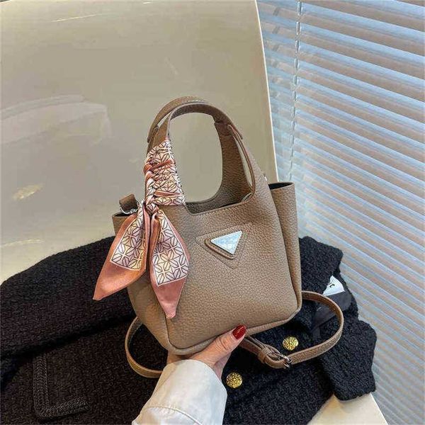 silk scarf decoration portable bucket bag 2022 new version trend style sling one shoulder cross female purses
silk scarf decoration portable bucket bag 2022 new version trend style sling one shoulder cross female purses