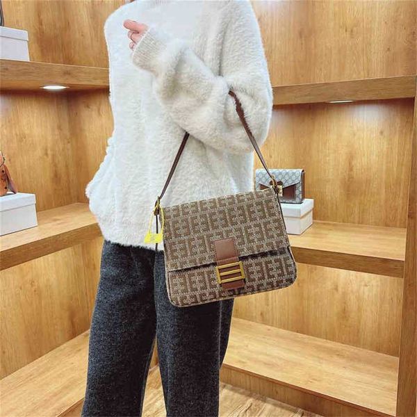 contrast bag women's winter new lock small square fashion personalized texture one shoulder hand bags
contrast bag women's winter new lock small square fashion personalized texture one shoulder hand bags