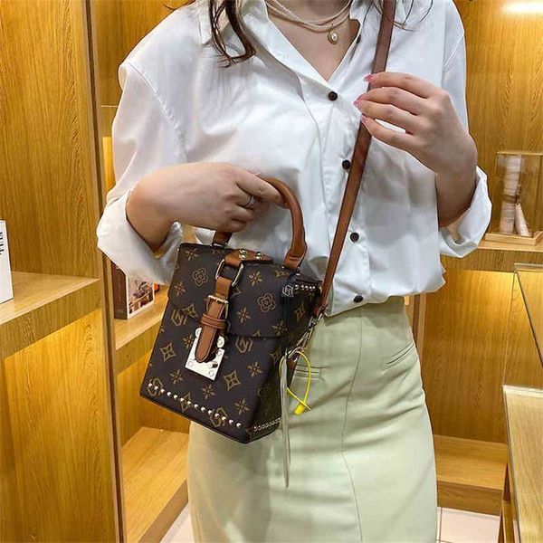 bags box bag female 2022 new printed sling single shoulder rivet small square style messenger purses
bags box bag female 2022 new printed sling single shoulder rivet small square style messenger purses