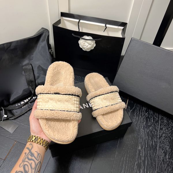 2022 new luxury wool slipper for winter very warm and comfortable with size 35-41, Black
2022 new luxury wool slipper for winter very warm and comfortable with size 35-41, Black