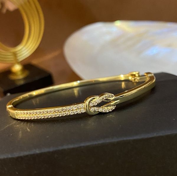 designer women's diamond bracelet super light luxury high sense fashion bracelet jewelry gift, Golden;silver
designer women's diamond bracelet super light luxury high sense fashion bracelet jewelry gift, Golden;silver