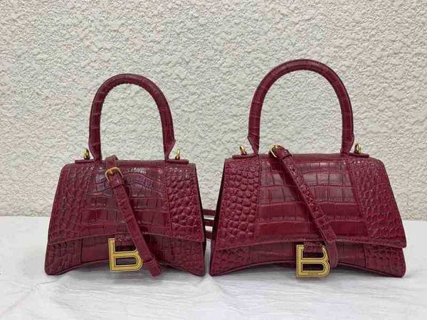 fashion portable designer balenciga trend hourglass b-button cow leather single shoulder oblique cross women's bag
fashion portable designer balenciga trend hourglass b-button cow leather single shoulder oblique cross women's bag