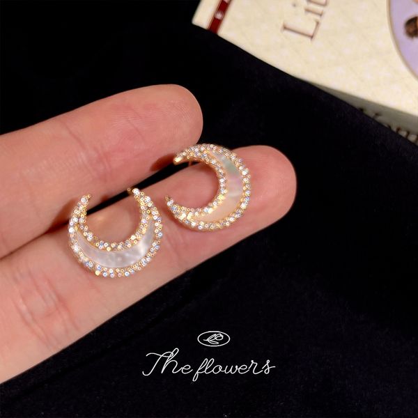 natural shell inlaid with zircon earrings charm tender baroque shaped freshwater full pearl 925 silver needle handmade design matte temperam, Golden
natural shell inlaid with zircon earrings charm tender baroque shaped freshwater full pearl 925 silver needle handmade design matte temperam, Golden