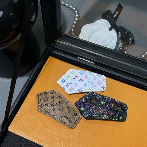 New Designer Hairpins Classic Print Three Color Hairpins Premium Leather Hairpins High Quality Hair Accessories Designer Gifts
New Designer Hairpins Classic Print Three Color Hairpins Premium Leather Hairpins High Quality Hair Accessories Designer Gifts